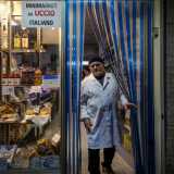 Ad accoglierci � l�85enne proprietario Ottavio Mazzacane, detto Uccio, che ci apre le tendine �vintage� a frange bianche e blu per farci accomodare all�interno